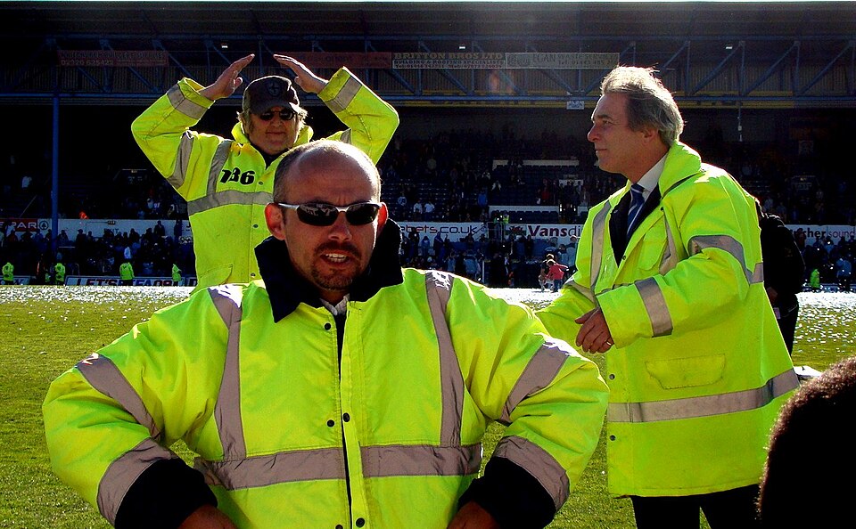 Vista aérea de un partido de fútbol con presión alta en campo rival