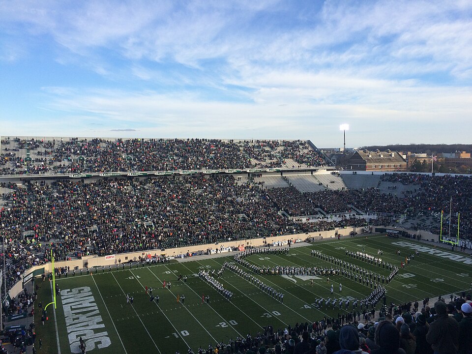 Hinchas mirando partidos y cuotas en una pantalla gigante