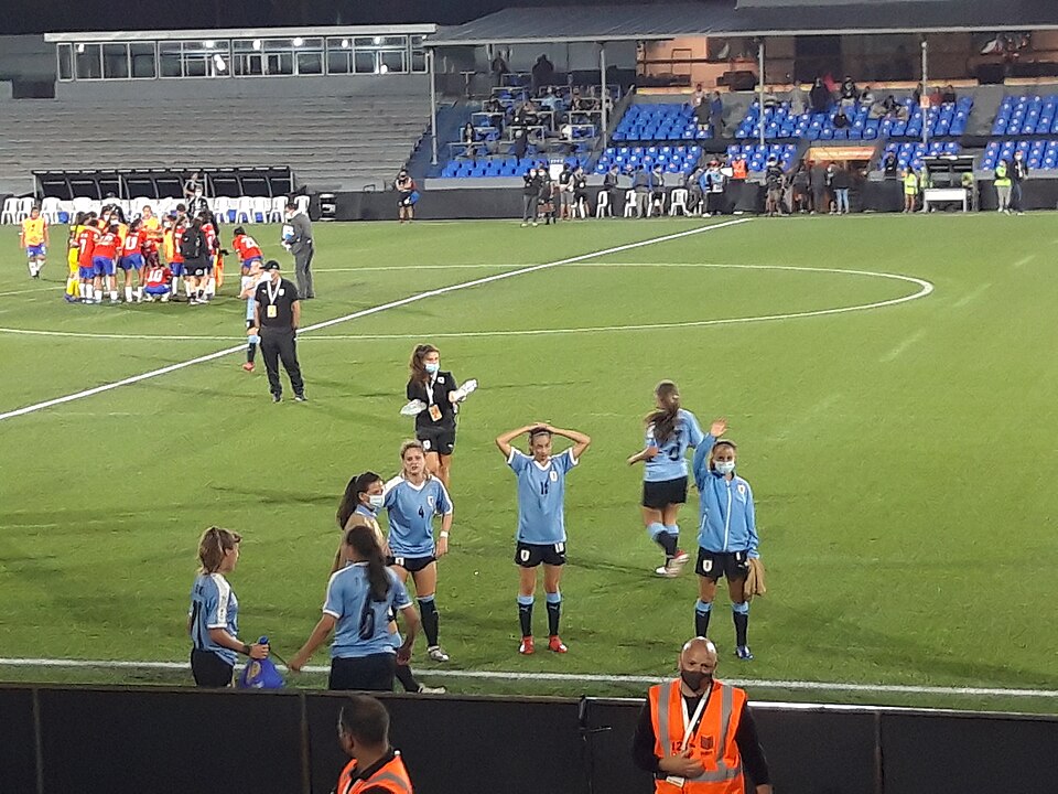 Vista aérea de un partido con ambos equipos replegados