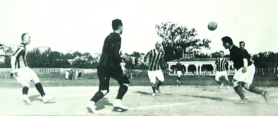 Árbitro mostrando tarjeta amarilla en partido tenso