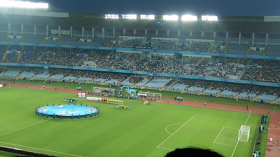 Estadio brasileiro iluminado durante la noche