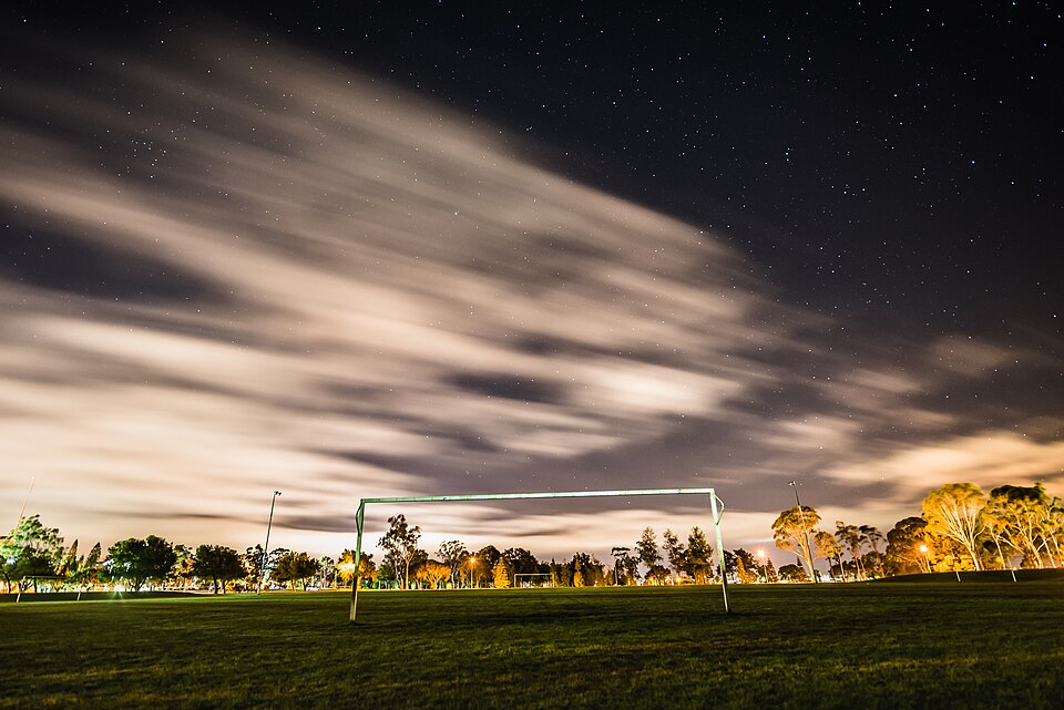 Estadio argentino iluminado durante un partido nocturno